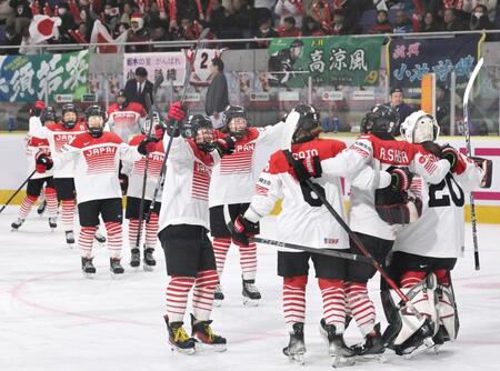 　ポーランドを破って４大会連続５度目の五輪出場を決めて喜ぶ日本の選手たち