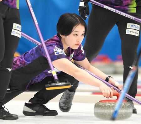 　ストーンを投じる北海道銀行・中島未琴（撮影・堀内翔）