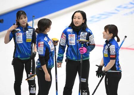 　第８エンド　コンシードで敗退が決まり肩を落とすロコ・ソラーレの（左から）吉田夕梨花、吉田知那美、藤沢五月、鈴木夕湖（撮影・堀内翔）