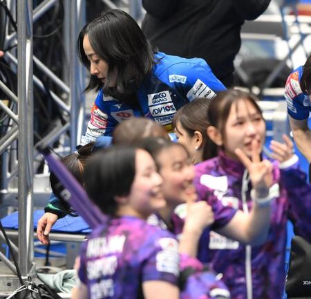 　準決勝敗退となり肩を落とす藤沢五月。手前は喜ぶ北海道銀行の選手たち（撮影・堀内翔）
