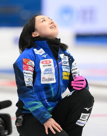 　第４エンド、ストーンを投げ終えて悔しそうな表情を見せるロコ・ソラーレの藤沢五月（撮影・堀内翔）