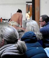 　大鏡の前で四股を踏む豊昇龍