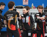 　試合前にタッチを交わすロコ・ソラーレの本橋麻里コーチ（撮影・堀内翔）