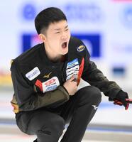 　ストーンを投じるロコ・ソラーレの前田拓海（撮影・堀内翔）