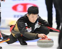 　ストーンを投じるロコ・ソラーレの前田拓海（撮影・堀内翔）