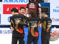 　決勝進出を決めて喜び合う前田拓海（左から２人目）らロコ・ソラーレの選手たち（撮影・堀内翔）