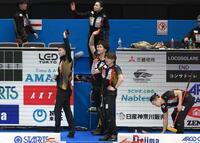 　決勝進出を決めて歓声に応える（左から）前田拓海、上川憂竜、中原亜星、前田拓紀。後方中央は本橋麻里コーチ（撮影・堀内翔）