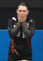 　決勝進出を決めて感極まるロコ・ソラーレの本橋麻里コーチ（撮影・堀内翔）