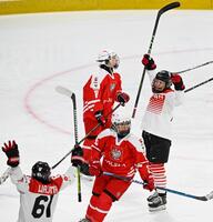 　第１ピリオド、先制ゴールを決め喜ぶ前田（右端）