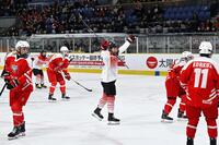 　第１ピリオド、先制ゴールを決めて喜ぶ前田（中央）