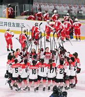 　ポーランドを破って４大会連続５度目の五輪出場を決めて喜ぶ日本の選手たち