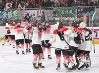 　ポーランドを破って４大会連続５度目の五輪出場を決めて喜ぶ日本の選手たち