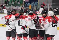 　ポーランドを破って４大会連続５度目の五輪出場を決めて喜ぶ日本の選手たち