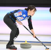 　スイープするロコ・ソラーレの吉田知那美（撮影・堀内翔）