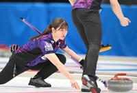 　ストーンを投じる北海道銀行・田畑百葉（撮影・堀内翔）