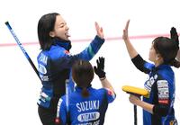 　第７エンドを終えて舌を出しながらタッチを交わすロコ・ソラーレの藤沢五月（撮影・堀内翔）