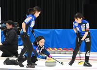 　ストーンを投じるロコ・ソラーレの藤沢五月（撮影・堀内翔）