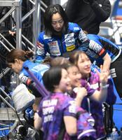 　準決勝敗退となり肩を落とす藤沢五月。手前は喜ぶ北海道銀行の選手たち（撮影・堀内翔