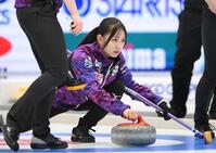 　ストーンを投じる北海道銀行・仁平美来（撮影・堀内翔）