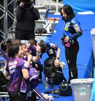 　準決勝敗退となり、喜ぶ北海道銀行の選手たち（手前）を前に肩を落とす藤沢五月（撮影・堀内翔）