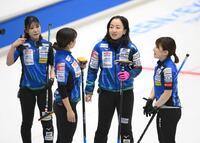 　第８エンド　コンシードで敗退が決まり肩を落とすロコ・ソラーレの（左から）吉田夕梨花、吉田知那美、藤沢五月、鈴木夕湖（撮影・堀内翔）