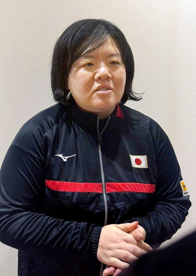 　取材に応じる塚田監督