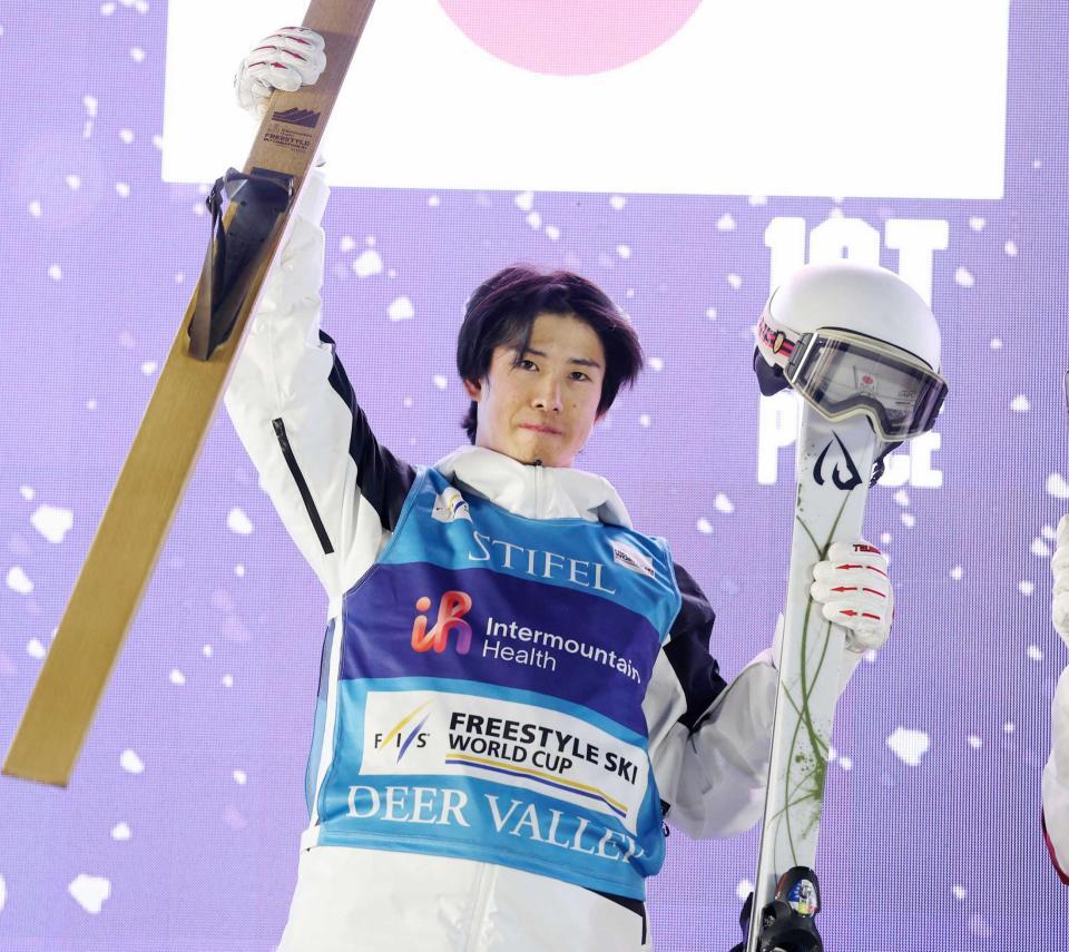 　表彰式で喜ぶ堀島行真（ゲッティ＝共同）