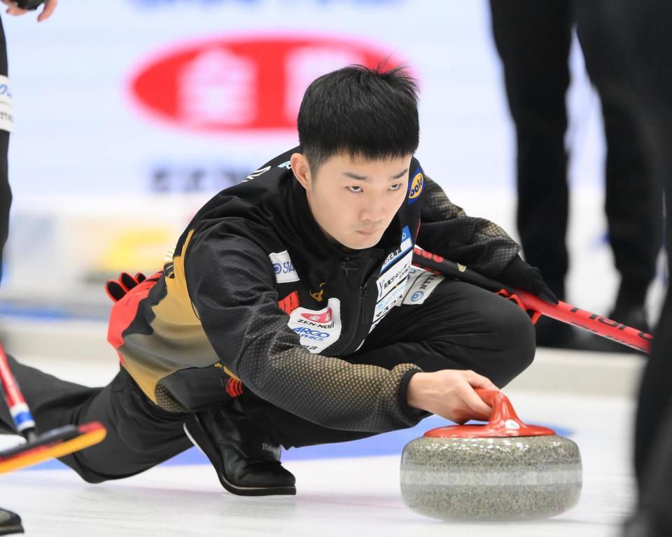 　ストーンを投じるロコ・ソラーレの前田拓海（撮影・堀内翔）