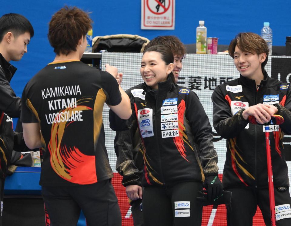 　試合前にタッチを交わすロコ・ソラーレの本橋麻里コーチ（撮影・堀内翔）