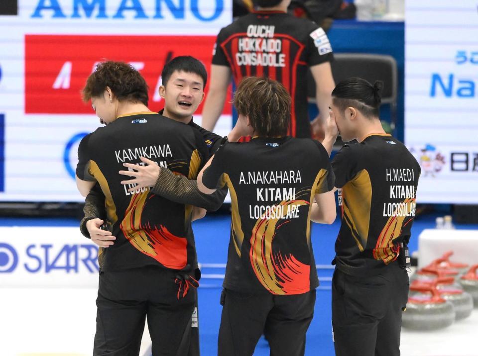 　決勝進出を決めて喜び合う前田拓海（左から２人目）らロコ・ソラーレの選手たち（撮影・堀内翔）