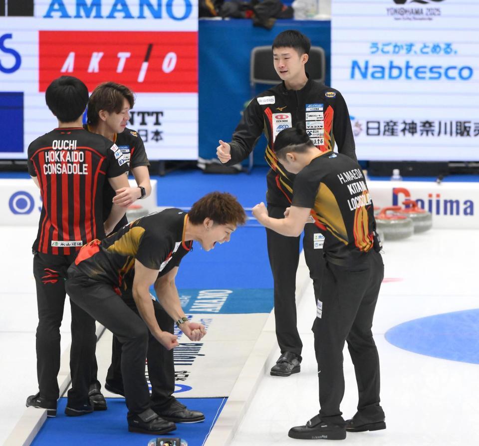 　決勝進出を決めて喜ぶロコ・ソラーレの前田拓海（後方右）、ガッツポーズをする上川憂竜（手前左）、中原太亜（左から２人目）、前田拓紀（右端）＝撮影・堀内翔