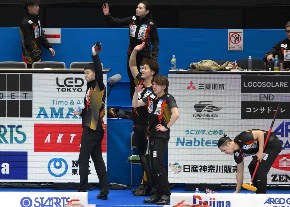 　決勝進出を決めて歓声に応える（左から）前田拓海、上川憂竜、中原亜星、前田拓紀。後方中央は本橋麻里コーチ（撮影・堀内翔）