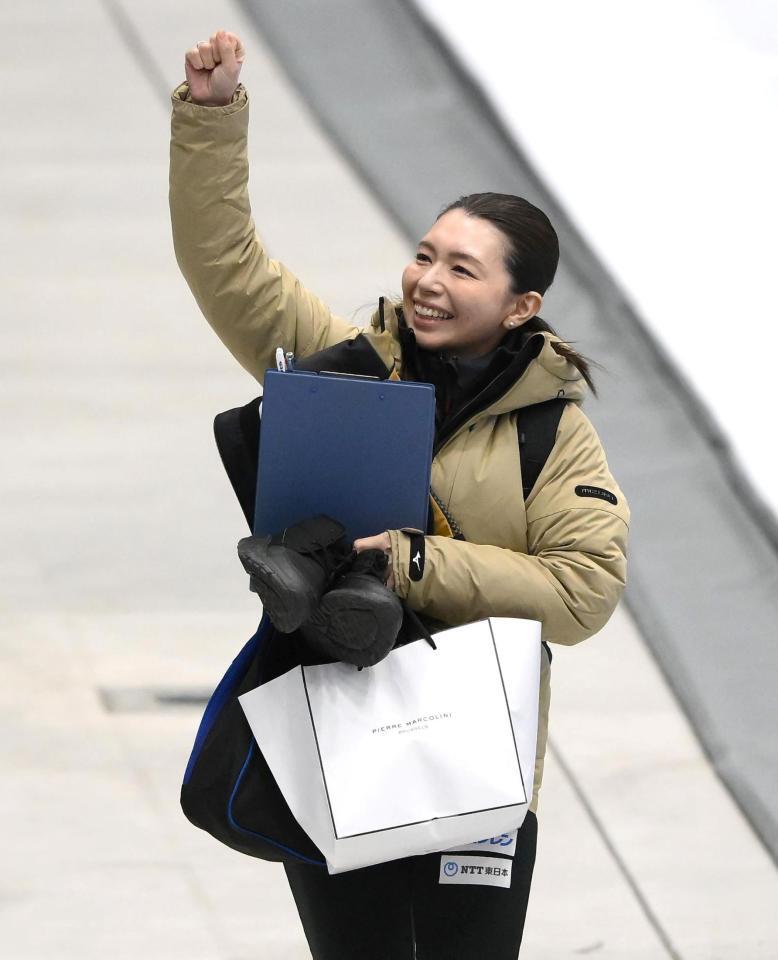 　試合後、歓声に応えるロコ・ソラーレの本橋麻里コーチ（撮影・堀内翔）