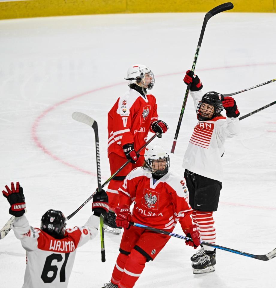 　第１ピリオド、先制ゴールを決め喜ぶ前田（右端）