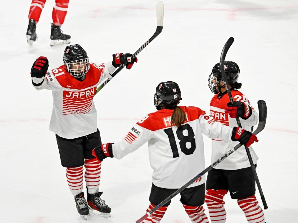 　第１ピリオド、ゴールを決め、喜ぶ輪島（左）