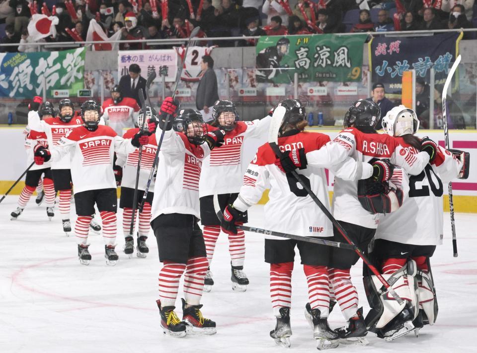 　ポーランドを破って４大会連続５度目の五輪出場を決めて喜ぶ日本の選手たち