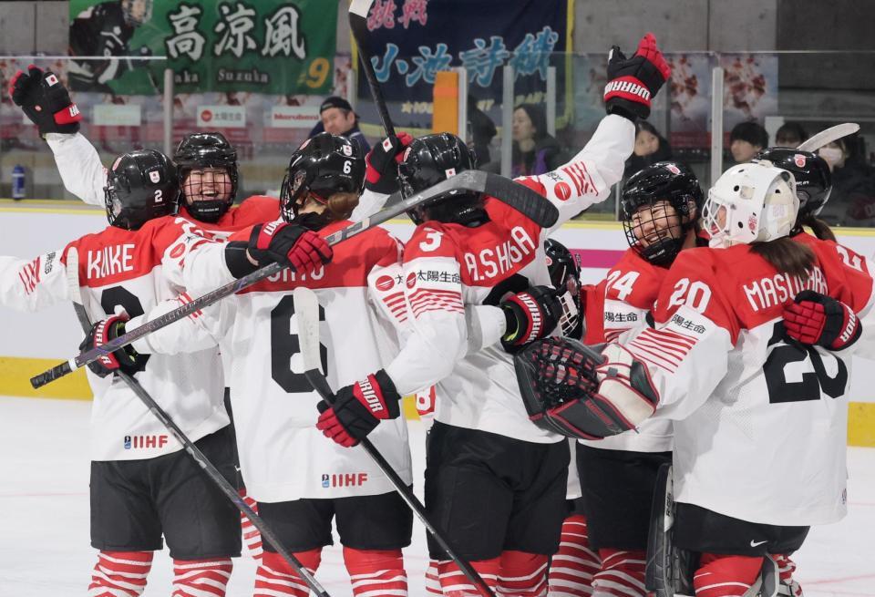 　ポーランドを破って４大会連続５度目の五輪出場を決めて喜ぶ日本の選手たち