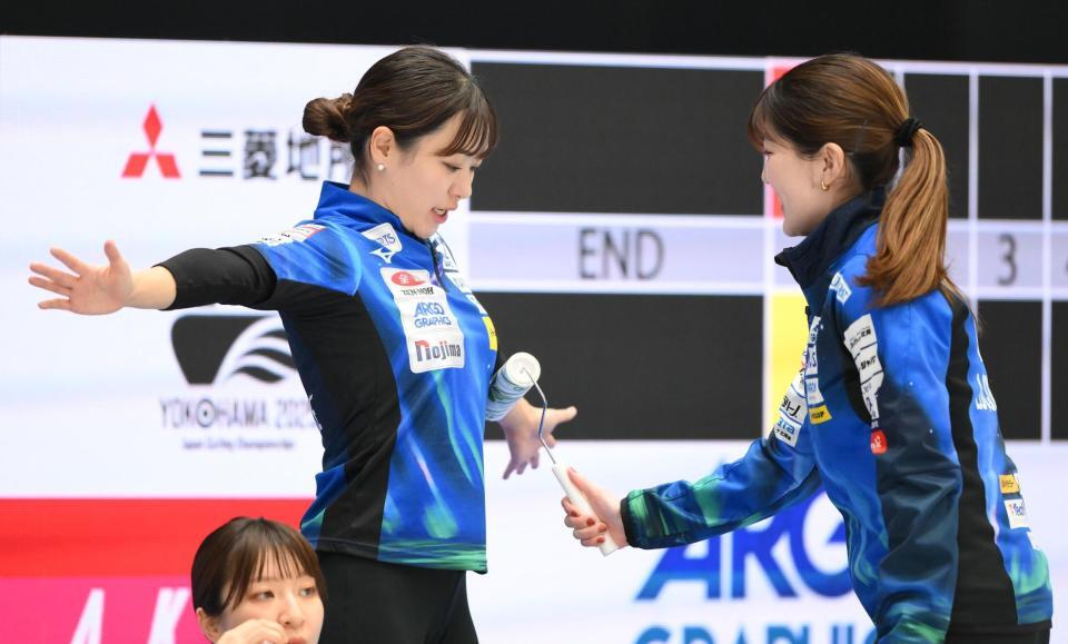 　ハーフタイムに粘着ローラーで汚れを取ってもらうロコ・ソラーレの吉田知那美（撮影・堀内翔）