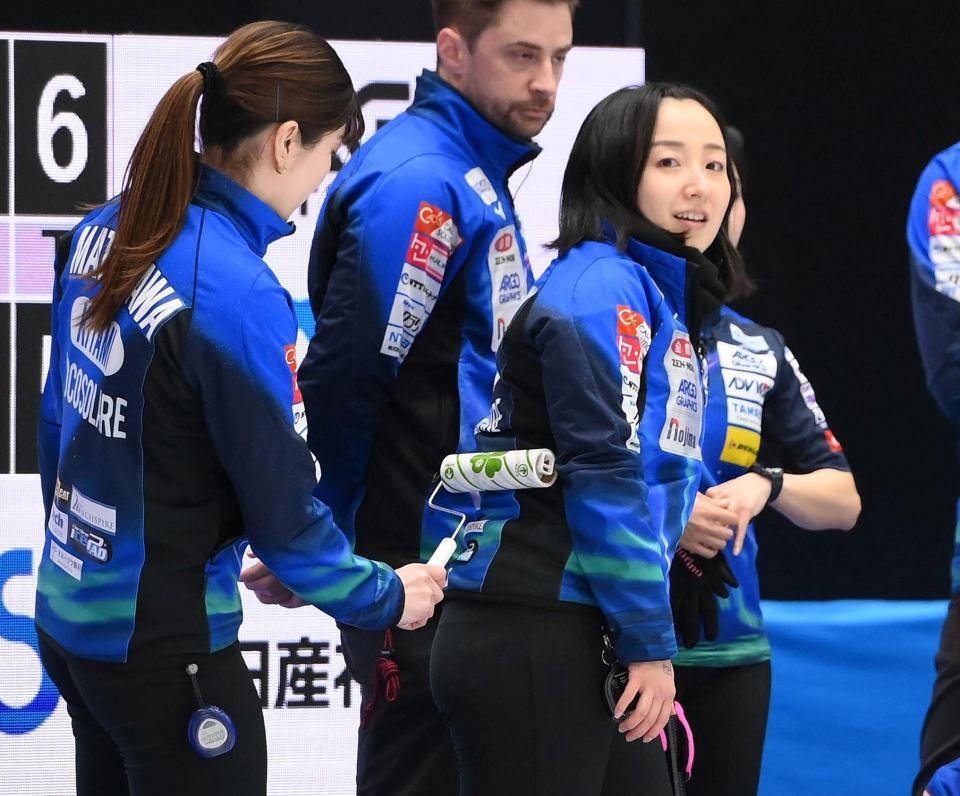 　ハーフタイムに粘着ローラーで汚れをとる藤沢五月（撮影・堀内翔）