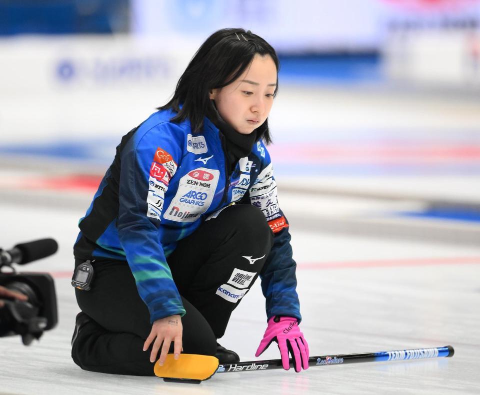 　第４エンド、ストーンを投げ終えて悔しそうな表情を見せるロコ・ソラーレの藤沢五月（撮影・堀内翔）