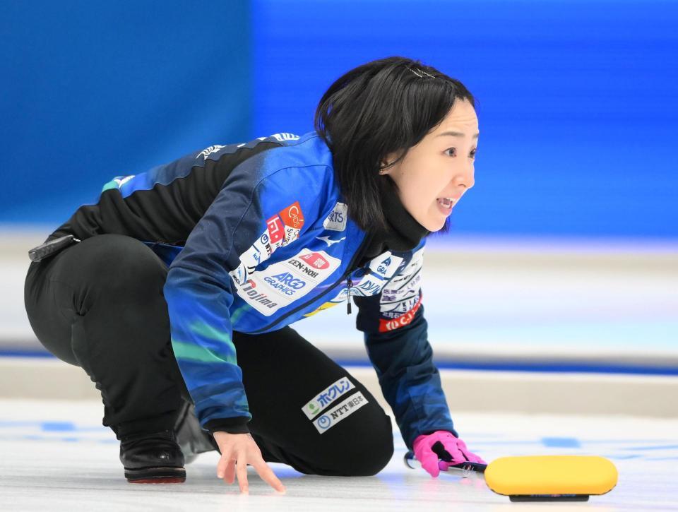 　ストーンの行方を見つめるロコ・ソラーレの藤沢五月（撮影・堀内翔）