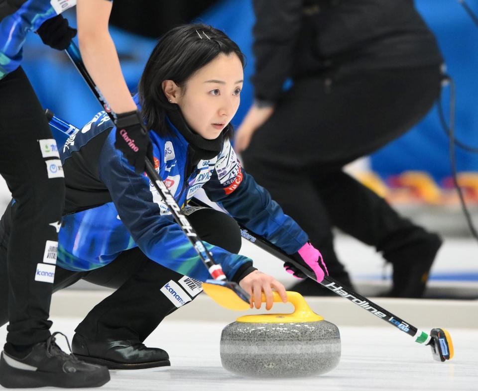 　ストーンを投じるロコ・ソラーレの藤沢五月（撮影・堀内翔）