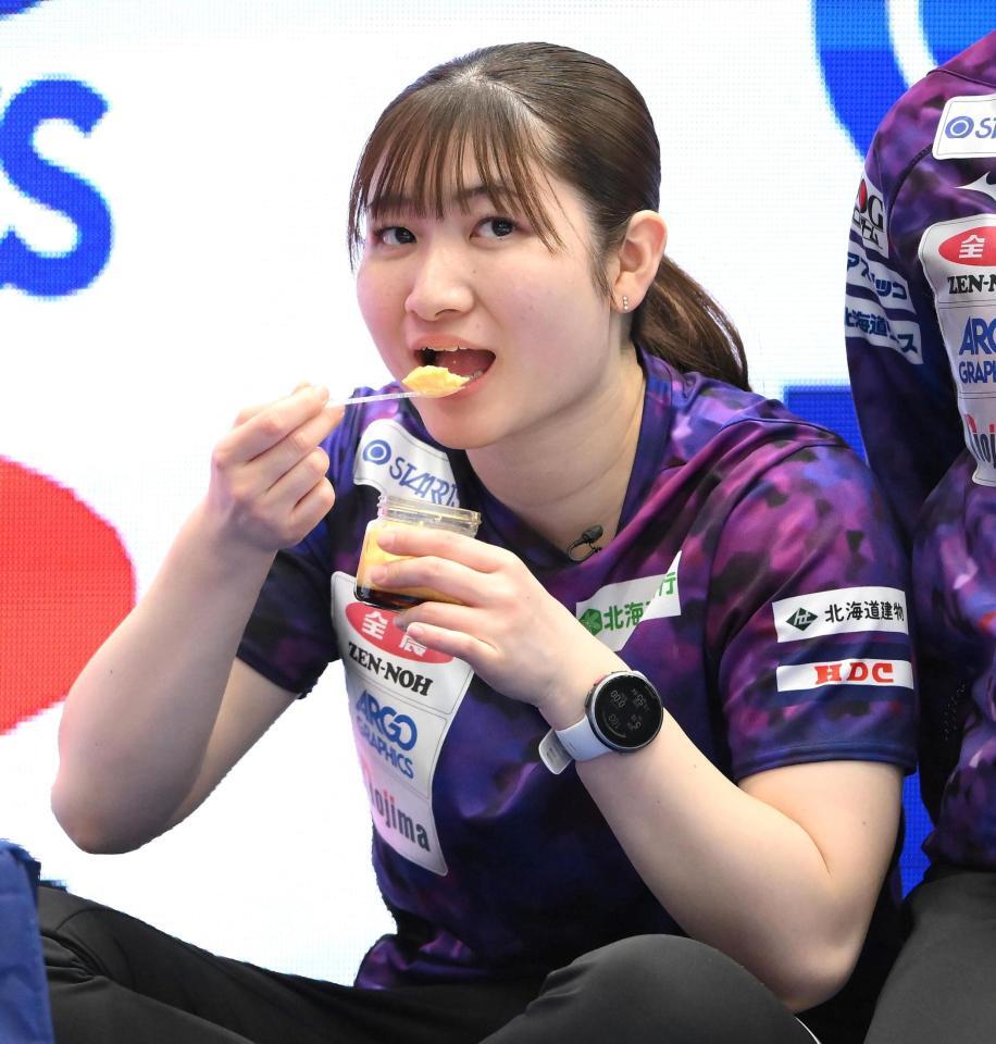 　ハーフタイムにプリンを食べる北海道銀行・田畑百葉（撮影・堀内翔）