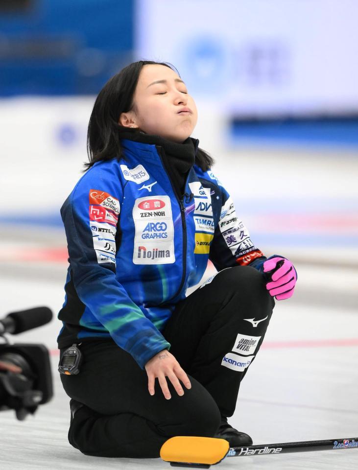 　第４エンド、ストーンを投げ終えて悔しそうな表情を見せるロコ・ソラーレの藤沢五月（撮影・堀内翔）