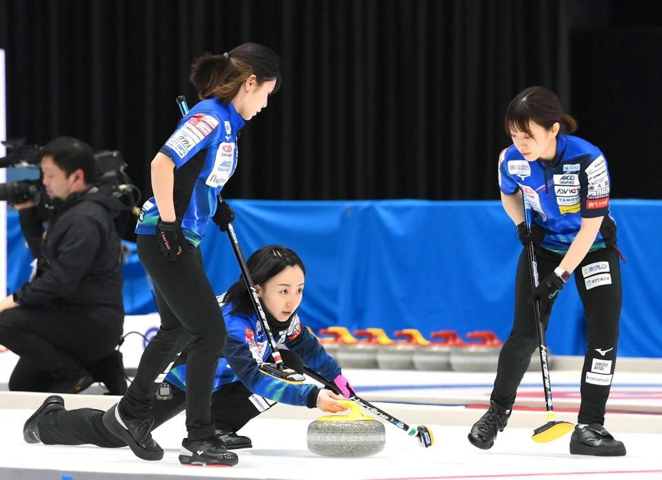 　ストーンを投じるロコ・ソラーレの藤沢五月（撮影・堀内翔）