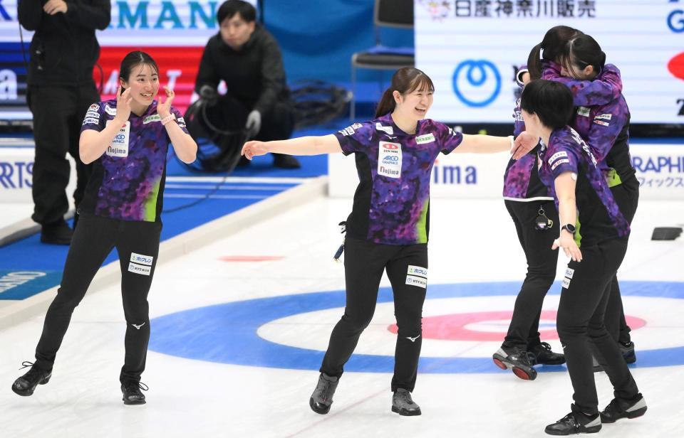 　ロコ・ソラーレに勝利して喜ぶ田畑百葉（中央）ら北海道銀行の選手たち（撮影・堀内翔）