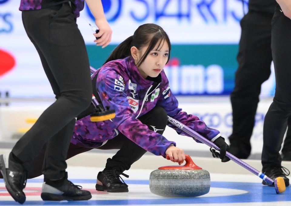 　ストーンを投じる北海道銀行・仁平美来（撮影・堀内翔）