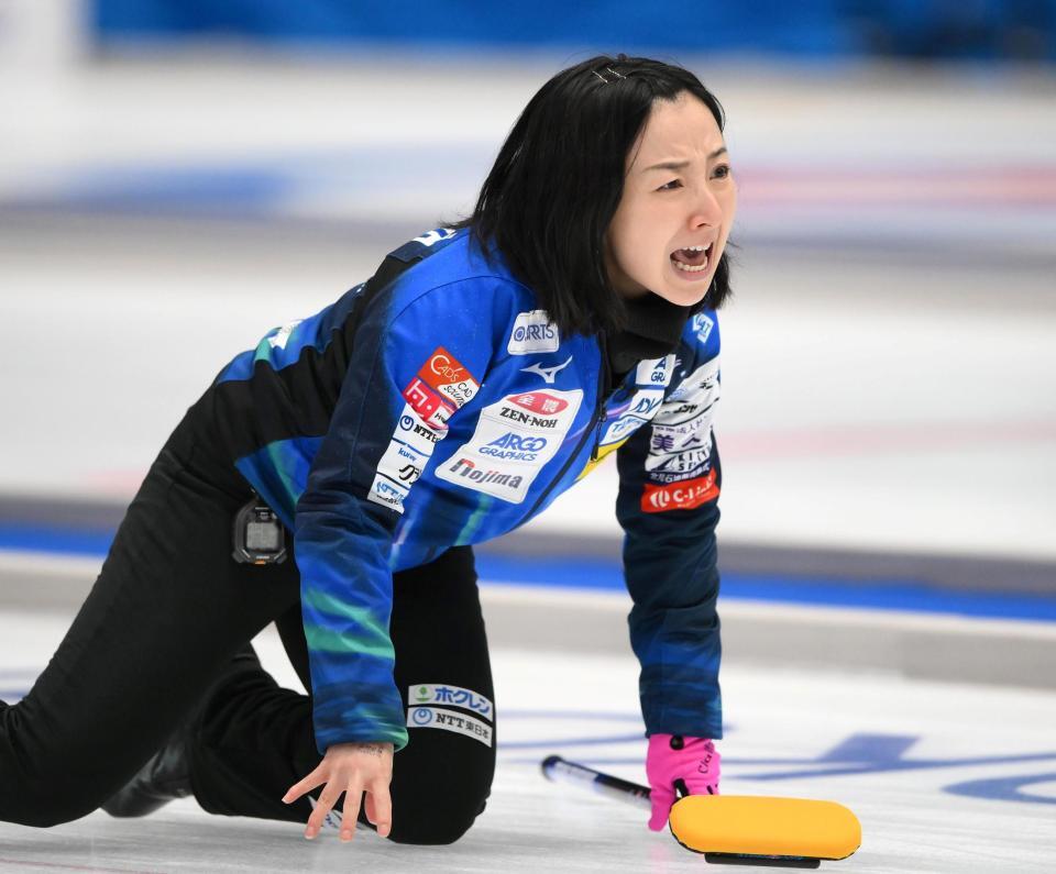 　ストーンを投げ終えて険しい表情を見せるロコ・ソラーレの藤沢五月（撮影・堀内翔）