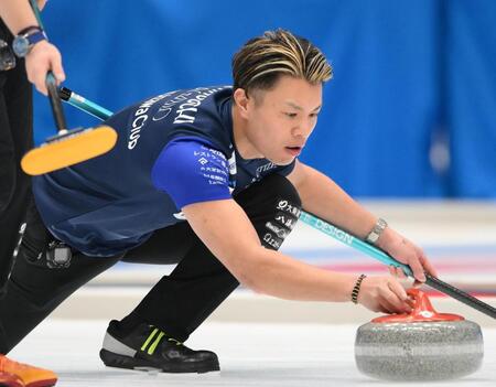 　ストーンを投じるＳＣ軽井沢クラブ・山口剛史（撮影・堀内翔）