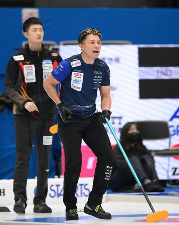 　指示を出すＳＣ軽井沢クラブ・山口剛史。左はロコ・ソラーレの前田拓海（撮影・堀内翔）